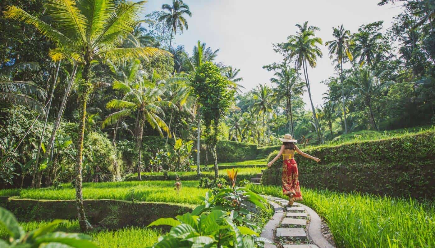 Ultimate Solo Female Travel Guide: Safety, Savings & Smart Strategies