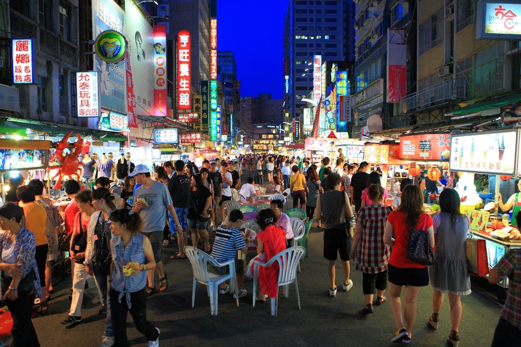 Experience the Buzz of Liuhe Night Market