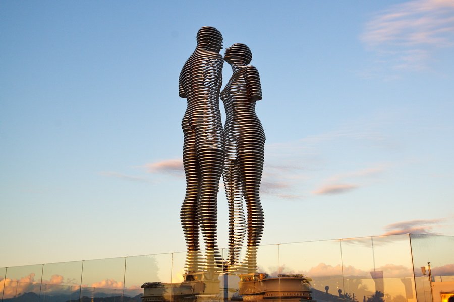 Statue of Ali and Nino