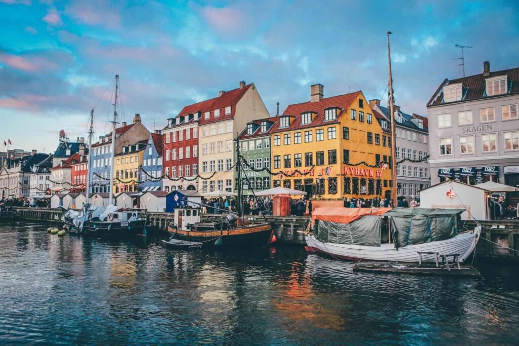 Discover all you need to know about the colored buildings in Nyhavn